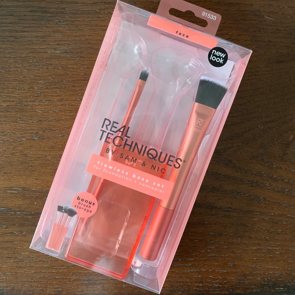 BNIB Flawless Base Brushes and Brush Holder